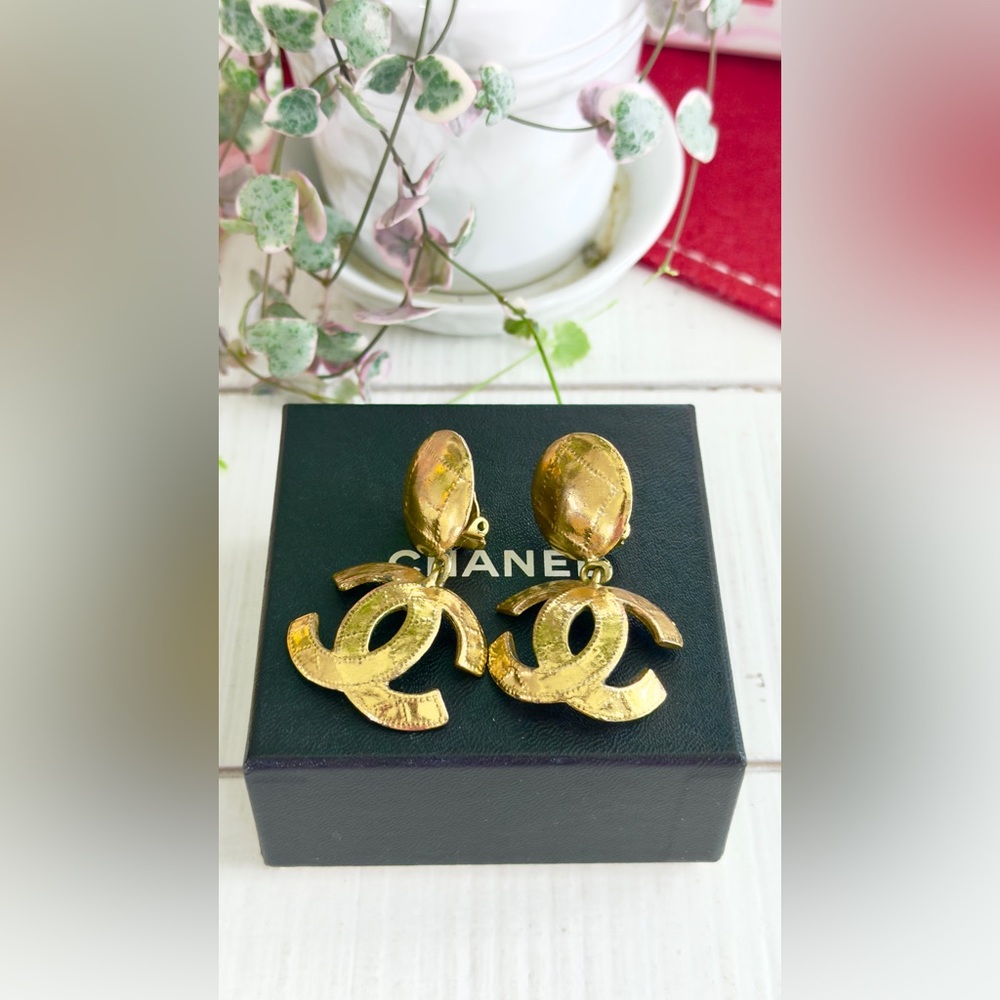 Vintage Chanel CC Logo Gold Earrings 94P